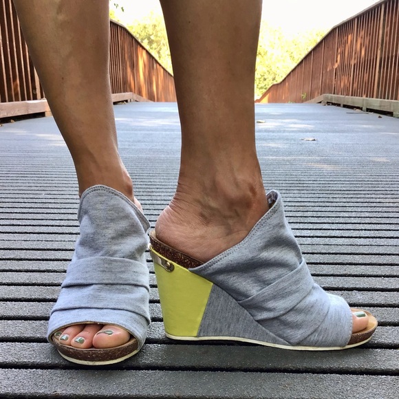 Juicy Couture Gray and Yellow Sandals with Wrapped Fabric Detail - Picture 4 of 13